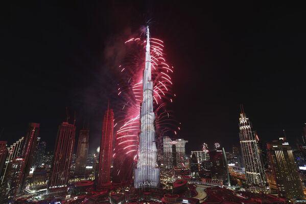 Focuri de artificii explodează la Burj Khalifa, cea mai înaltă clădire din lume, în timpul sărbătorii de Revelion din Dubai, Emiratele Arabe Unite, sâmbătă, 1 ianuarie 2022. - Sputnik Moldova-România