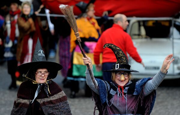 Женщины, одетые как ведьма Бефана, принимают участие в традиционном ежегодном мероприятии. - Sputnik Молдова