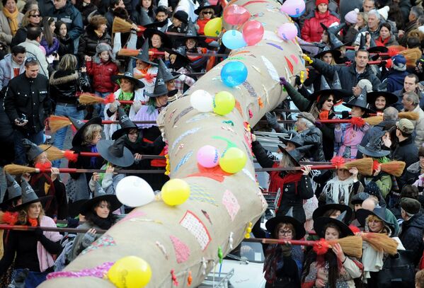 Чулок длиной 54 метра несут сотни людей, одетых в типичную одежду ведьмы Бефаны. Чулок весом около 400 килограммов наполнен подарками для детей. - Sputnik Молдова
