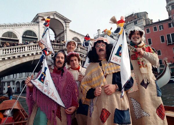 Традиционная регата прошла в Венеции: на фото пять гребцов, соревнующихся друг с другом. - Sputnik Молдова