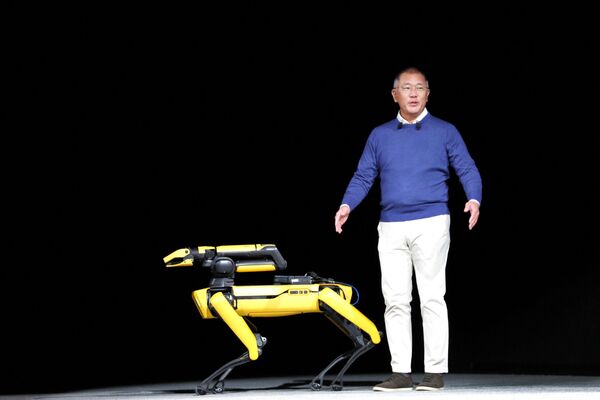 Эйсун Чанг, исполнительный председатель Hyundai Motor Group, с роботом Boston Dynamics Spot. - Sputnik Молдова