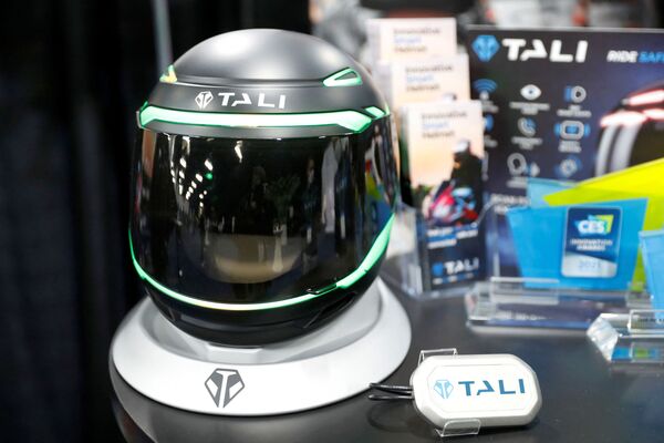 Подключенный к Tali мотоциклетный умный шлем и защитный маяк, который может предупредить власти в случае аварии, отображаются во время презентации для СМИ. - Sputnik Молдова