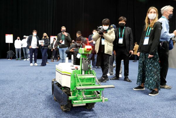 &quot;Оз&quot;, полностью автономный фермерский робот, созданный Naio Technologies. - Sputnik Молдова