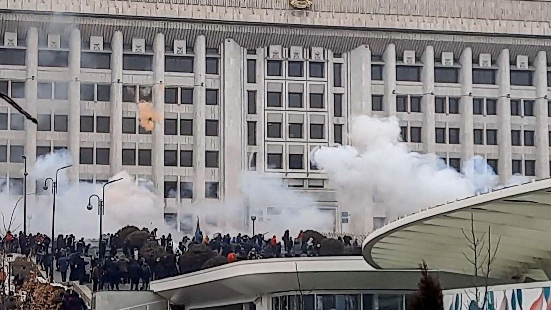 Протестующие возле административного здания во время митинга из-за повышения цен на энергоносители в Алматы - Sputnik Молдова, 1920, 09.01.2022