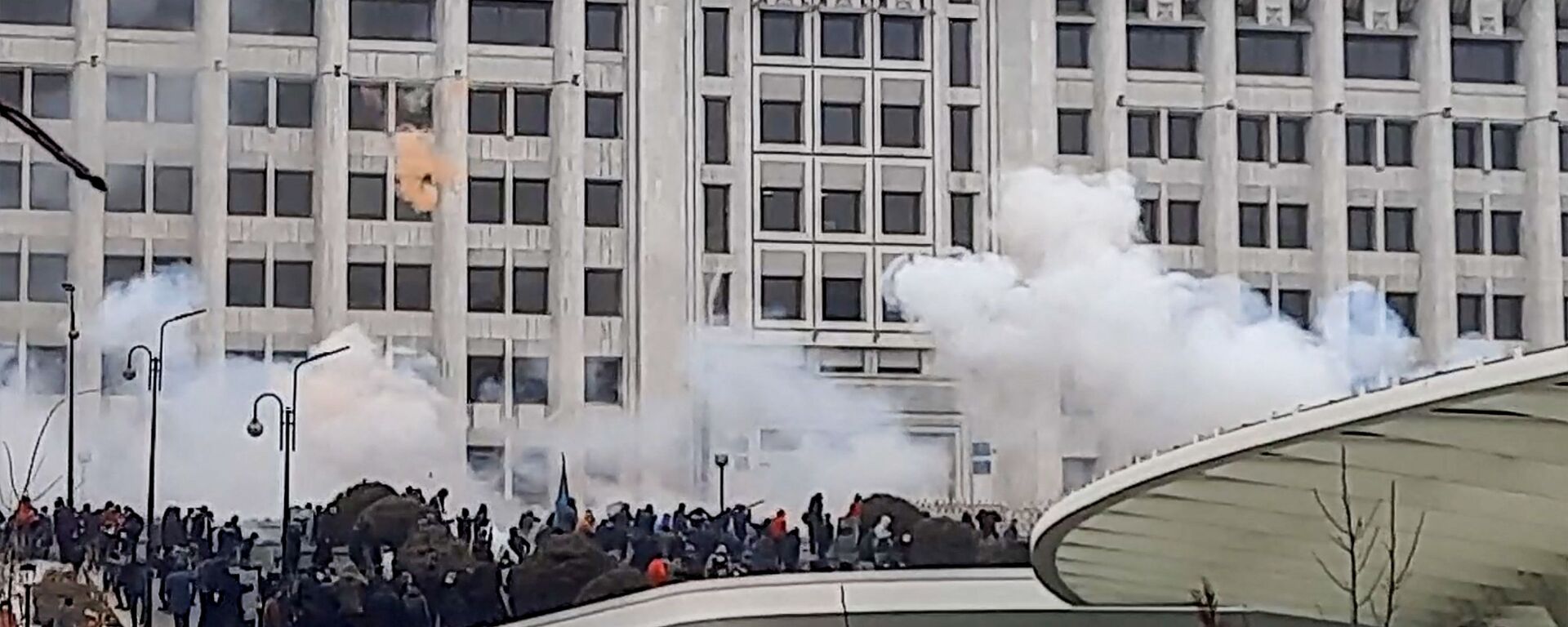 Протестующие возле административного здания во время митинга из-за повышения цен на энергоносители в Алматы - Sputnik Молдова, 1920, 06.01.2022