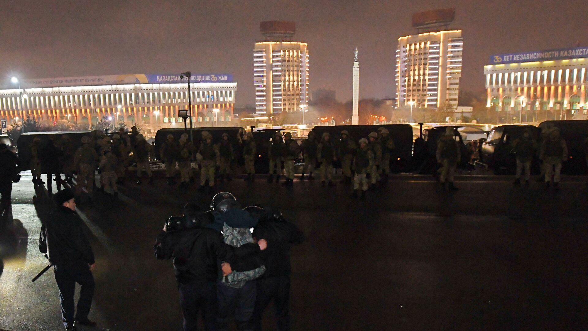 Сотруднику правоохранительных органов Казахстана помогают возле мэрии во время протестов, вызванных повышением цен на топливо в Алматы - Sputnik Moldova, 1920, 05.01.2022