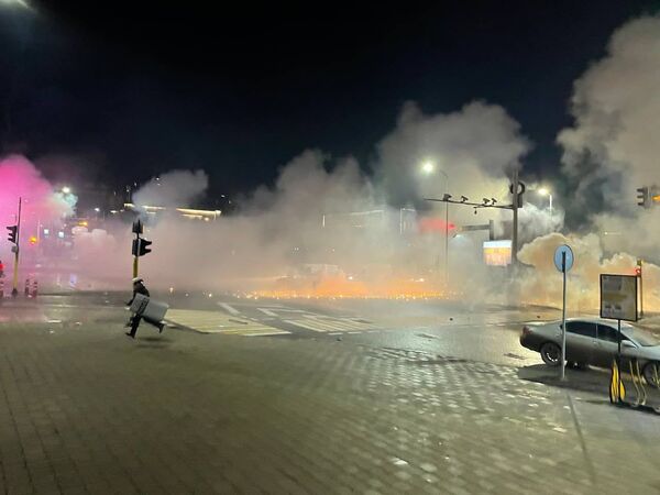 Poliția a utilizat grenade sonore și gaze lacrimogene în timpul unui protest împotriva creșterii prețurilor la gaze în Almaty. Președintele Kazahstanului a introdus stare de urgență în regiunea Mangistau și Alma-Ata până pe 19 ianuarie. În dimineața zilei de 5 ianuarie, Kassym-Zhomart Tokayev a demis guvernul republicii. - Sputnik Moldova-România