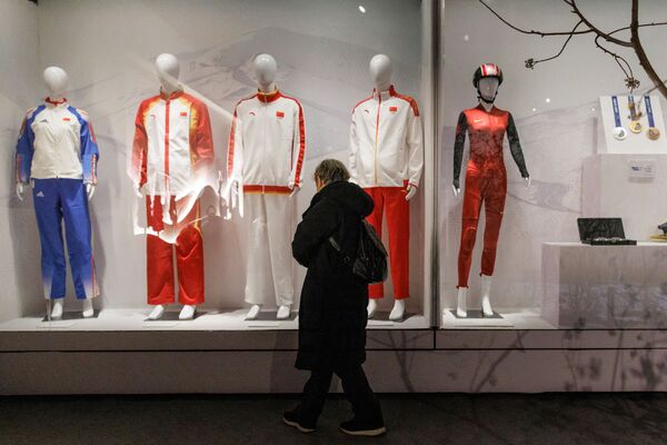 Медали и костюмы китайских спортсменов с прошлых Олимпийских игр представлены на выставке в музее Пекина. - Sputnik Молдова
