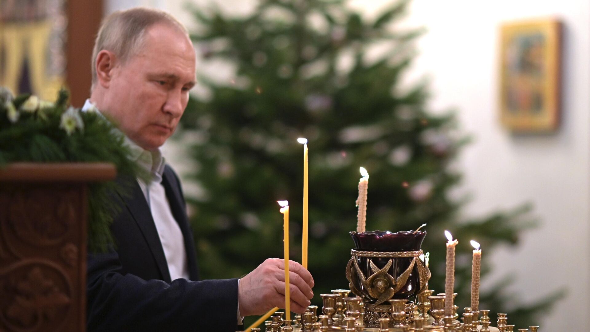Президент РФ В. Путин посетил Рождественское богослужение - Sputnik Moldova, 1920, 07.01.2022