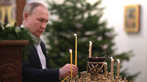 Президент РФ В. Путин посетил Рождественское богослужение - Sputnik Moldova