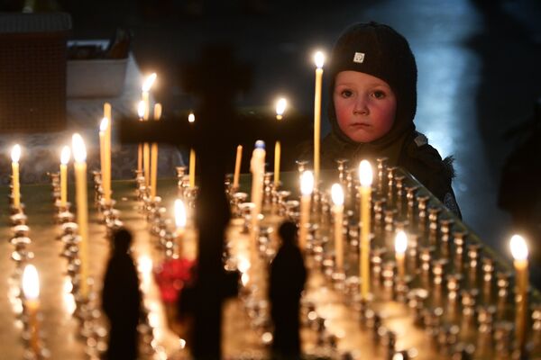 Credincioși în timpul slujbei de Crăciun de la Catedrala Sfânta Treime din Ekaterinburg. - Sputnik Moldova-România