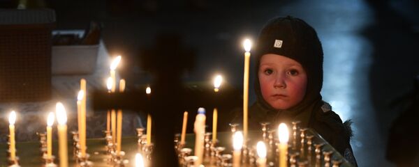 Верующие во время Рождественского богослужения в Святотроицком кафедральном соборе в Екатеринбурге - Sputnik Moldova