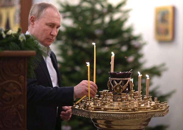 Președintele Rusiei, Vladimir Putin, a sărbătorit Crăciunul la Biserica „Imaginea Nefăcută de mână omenească”, care se află pe teritoriul reședinței sale de lângă Moscova, în Novo-Ogarevo, 7 ianuarie 2022 - Sputnik Moldova-România