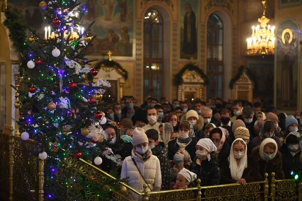 Верующие во время Рождественского богослужения в Вознесенском кафедральном соборе в Новосибирске - Sputnik Молдова