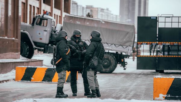 Сотрудники полиции дежурят на одной из улиц в Нур-Султане - Sputnik Молдова
