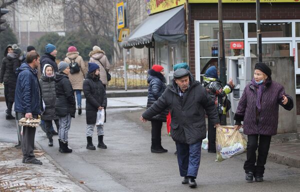 Люди возле банкомата после протестов, вызванных повышением цен на топливо, в Алма-Ате. - Sputnik Молдова