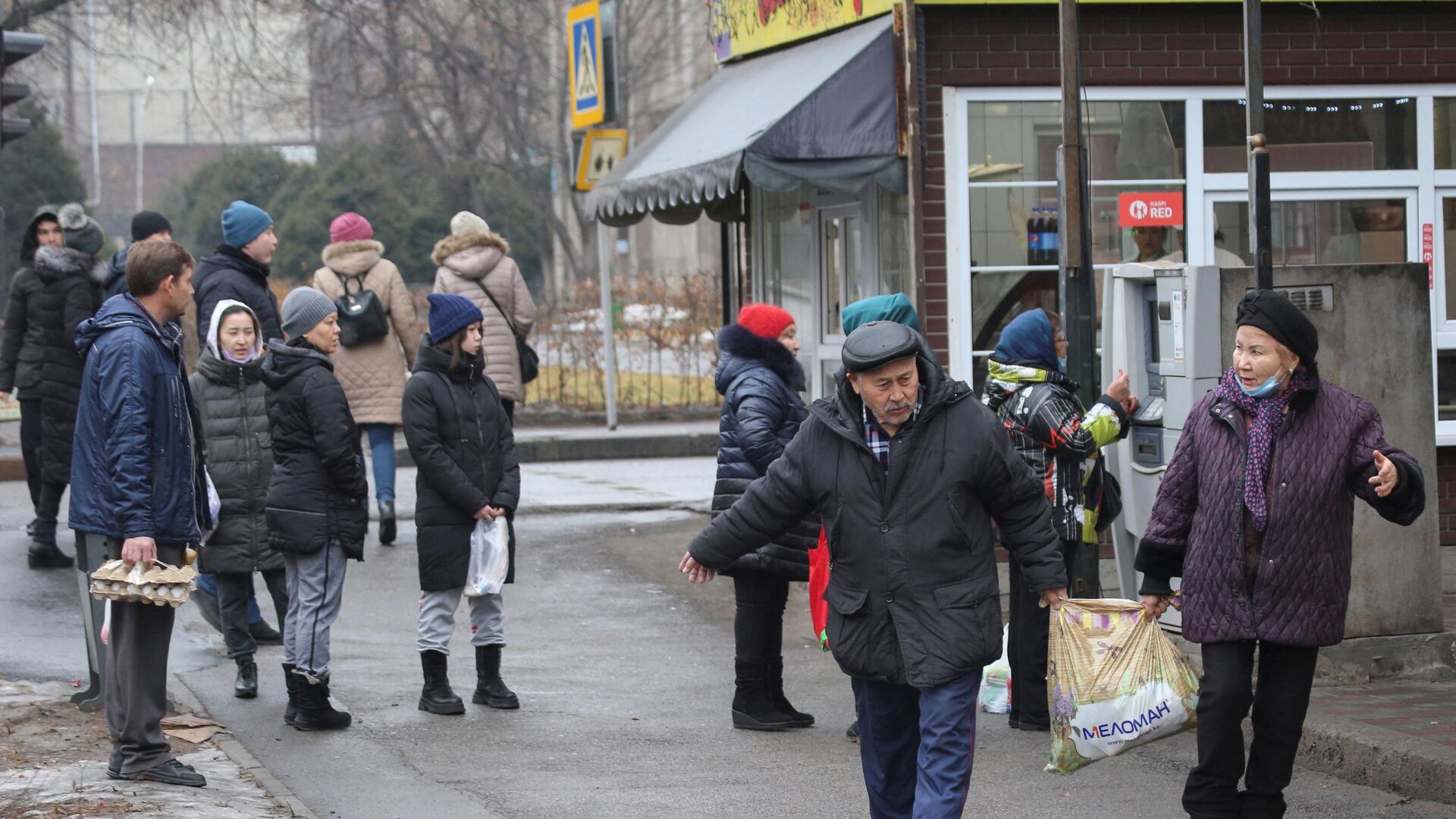 Люди возле банкомата после протестов, вызванных повышением цен на топливо, в Алматы - Sputnik Молдова, 1920, 09.01.2022