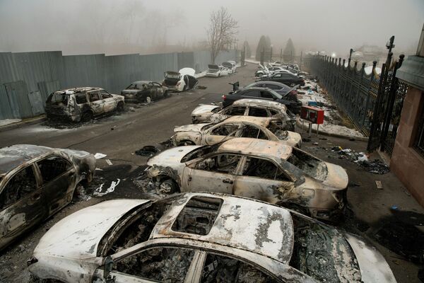 Сгоревшие в результате беспорядков автомобили в Алма-Ате. - Sputnik Молдова