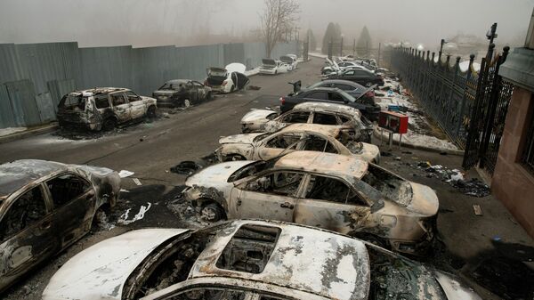 Сгоревшие в результате беспорядков автомобили в Алматы - Sputnik Moldova-România