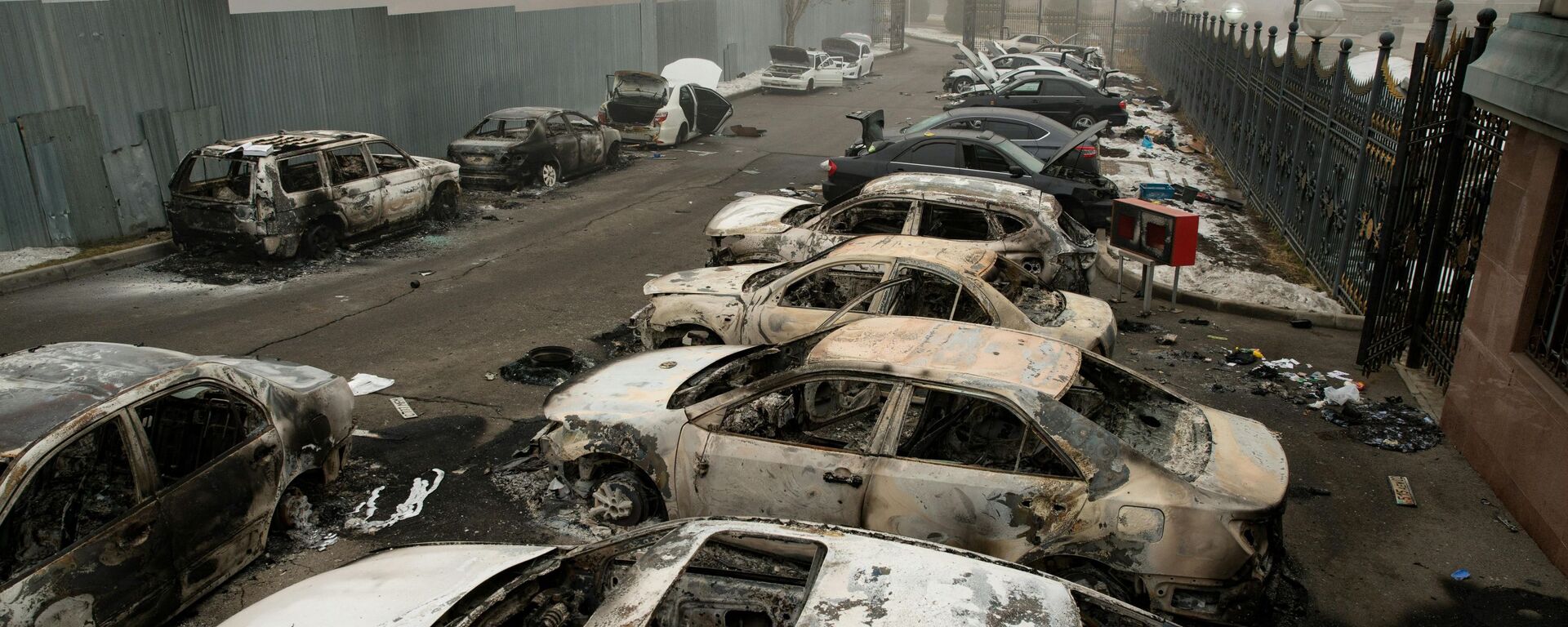 Сгоревшие в результате беспорядков автомобили в Алматы - Sputnik Moldova-România, 1920, 09.01.2022
