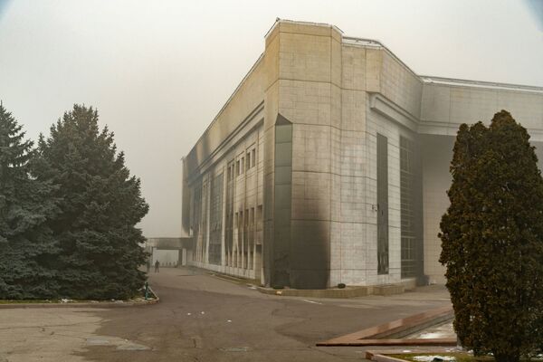 Сгоревшее административное здание в центре Алма-Аты. - Sputnik Молдова