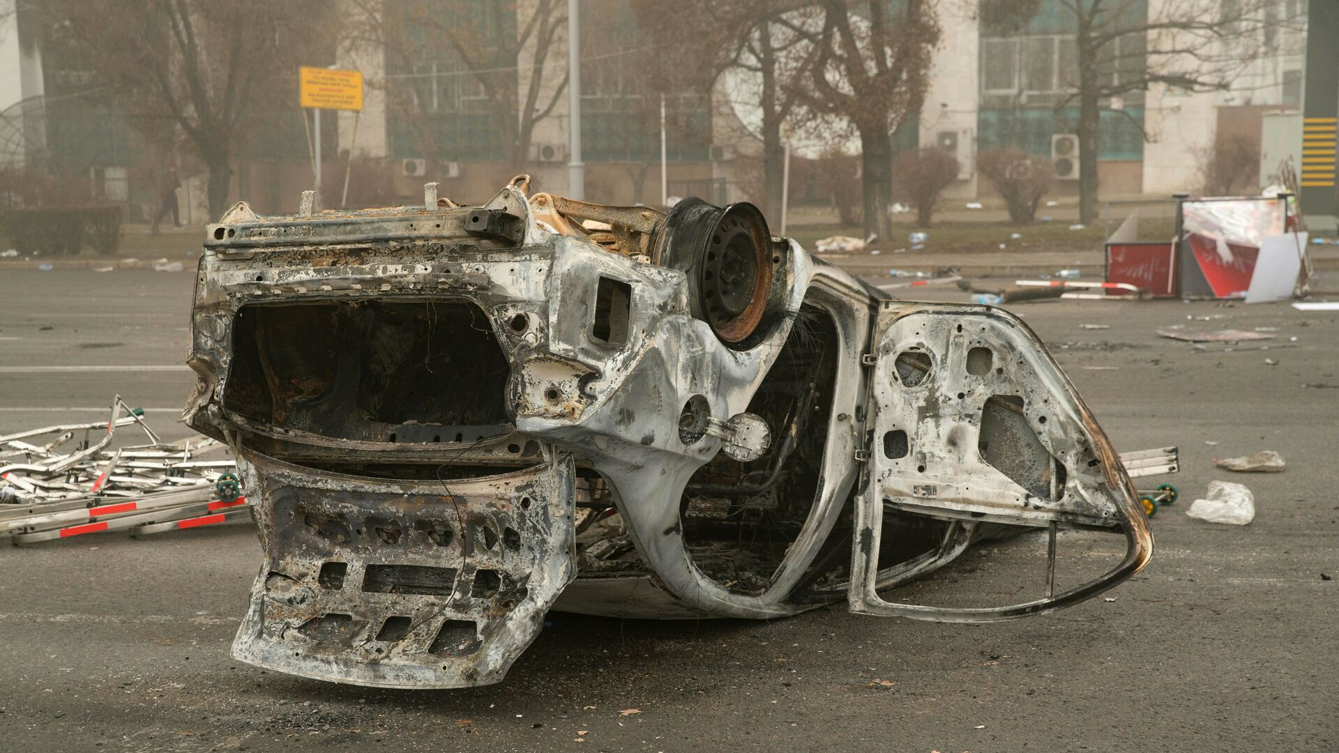 Сгоревший автомобиль на площади возле административного квартала в центре Алматы - Sputnik Moldova, 1920, 09.01.2022