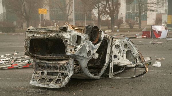 Сгоревший автомобиль на площади возле административного квартала в центре Алматы - Sputnik Moldova
