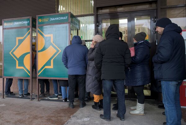 Местные жители стоят в очереди у одного из банкоматов в Нур-Султане.  - Sputnik Молдова