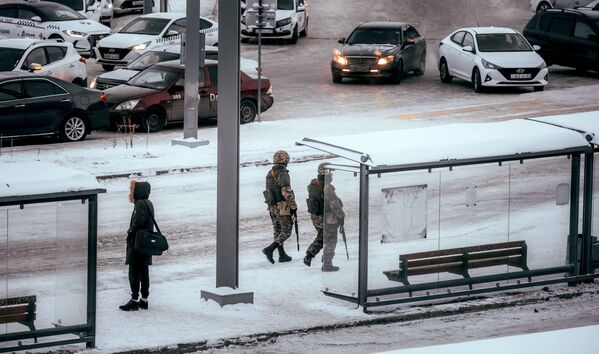 Военнослужащие во время патрулирования на одной из улиц в Нур-Султане.  - Sputnik Молдова