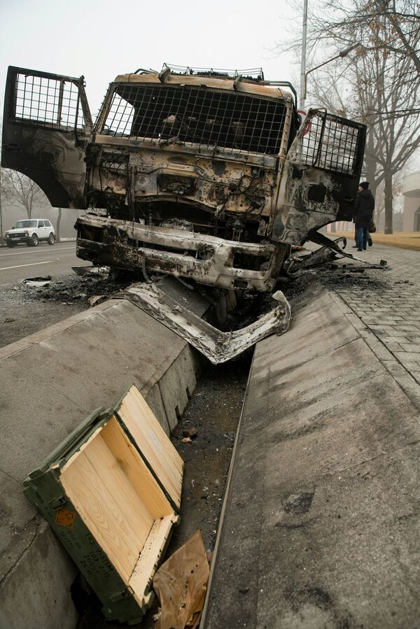 Сгоревший полицейский грузовик на улице в центре Алма-Аты. - Sputnik Молдова