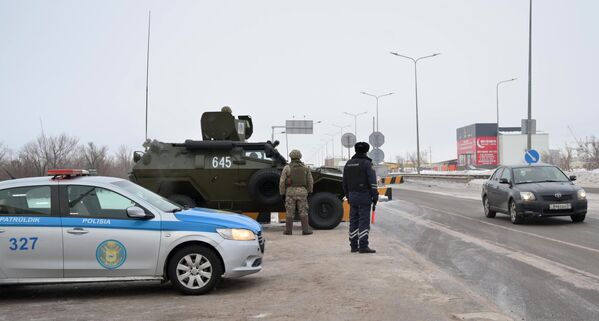 Сотрудники полиции и военнослужащие дежурят на одной из улиц в Нур-Султане.  - Sputnik Молдова