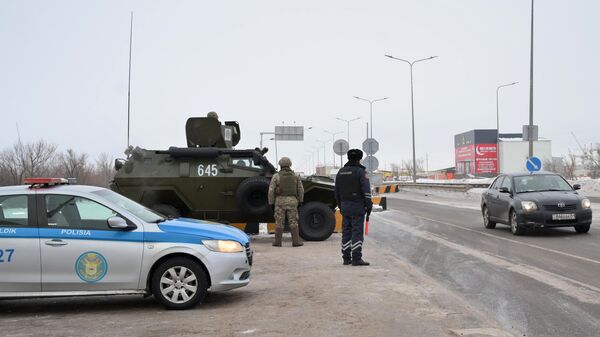 Сотрудники полиции и военнослужащие дежурят на одной из улиц в Нур-Султане - Sputnik Молдова