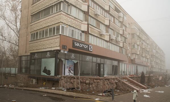 Разграбленный магазин в центре Алма-Аты. - Sputnik Молдова