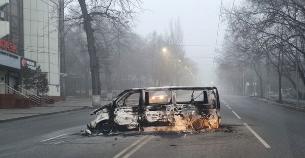 Автомобиль, сожженный во время протестов, вызванных повышением цен на топливо, на дороге в Алма-Ате. - Sputnik Молдова