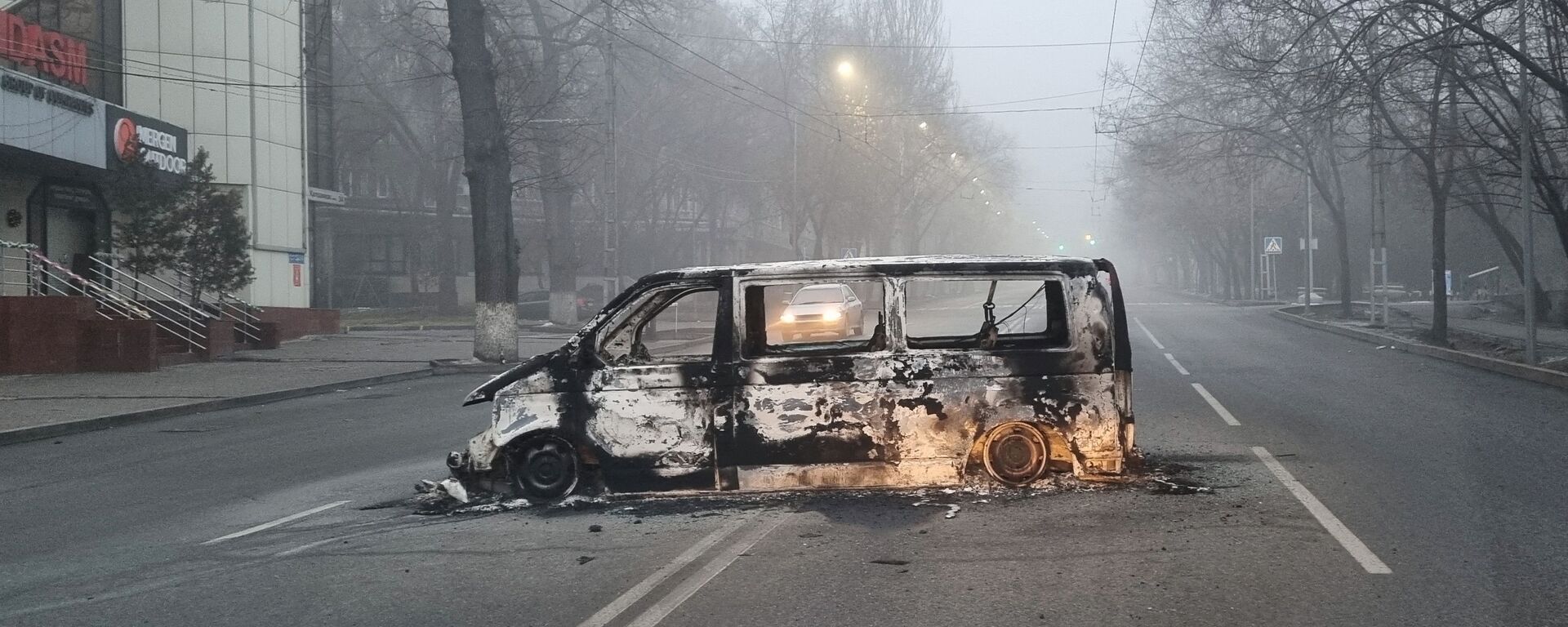 Автомобиль, сожженный во время протестов, вызванных повышением цен на топливо, на дороге в Алматы - Sputnik Moldova-România, 1920, 10.01.2022