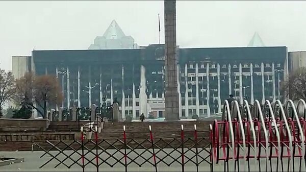 Алматы сейчас: сожженные автобусы, сгоревшее здание администрации, пустые улицы - Sputnik Молдова