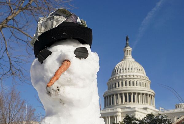 Снеговик у здания Капитолия в Вашингтоне. - Sputnik Молдова