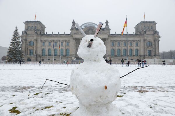 Снеговик перед Рейхстагом в Берлине, Германия. - Sputnik Молдова