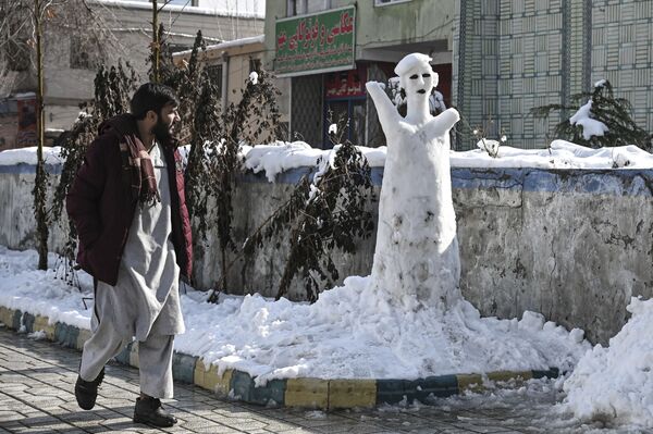 Снеговик в Кабуле, Афганистан. - Sputnik Молдова