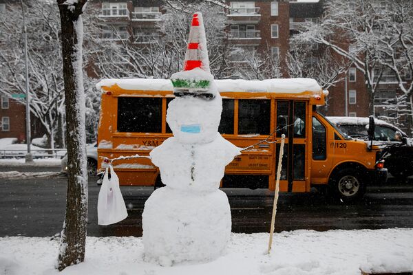 Снеговик на улице в Бруклине, Нью-Йорк, США. - Sputnik Молдова
