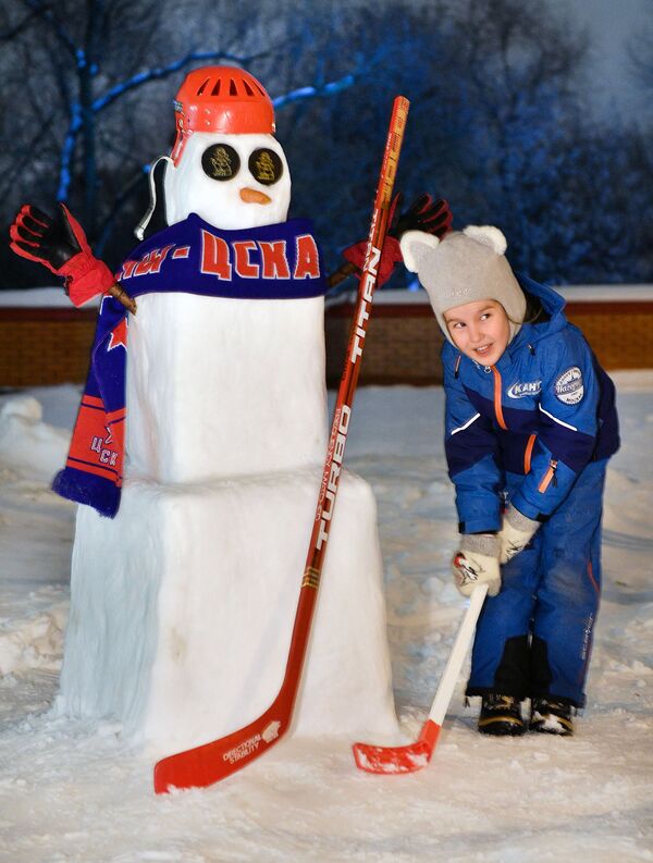 Девочка и снеговик-хоккеист, Москва. - Sputnik Молдова