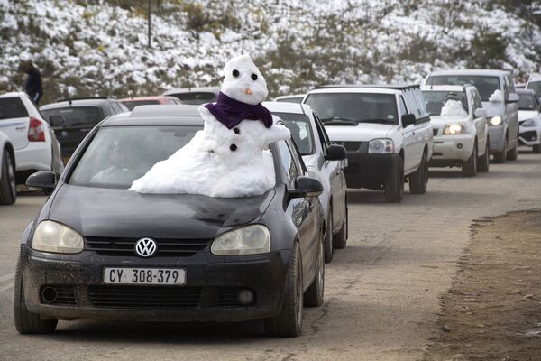 Снеговик на капоте автомобиля в городе Церера, ЮАР. - Sputnik Молдова