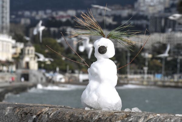 Снеговик на набережной в Ялте - Sputnik Молдова