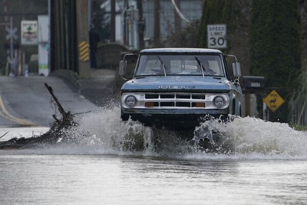 Автомобиль на залитой водой улице в США. - Sputnik Молдова