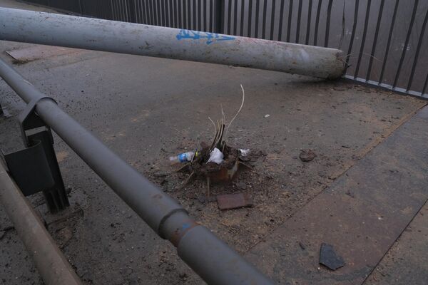 На виадуке рухнули столбы контактной сети троллейбусов. - Sputnik Молдова