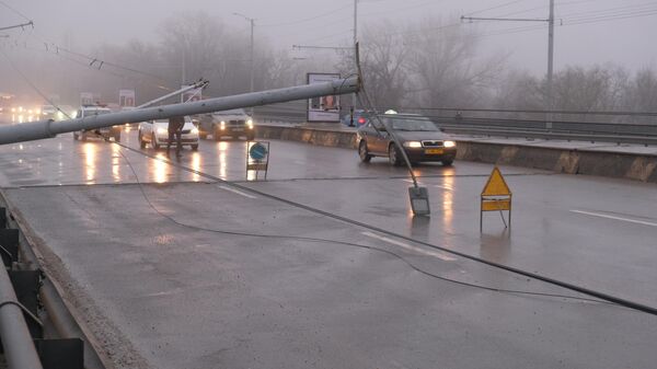 На виадуке рухнули столбы контакной сети троллейбусов - Sputnik Молдова