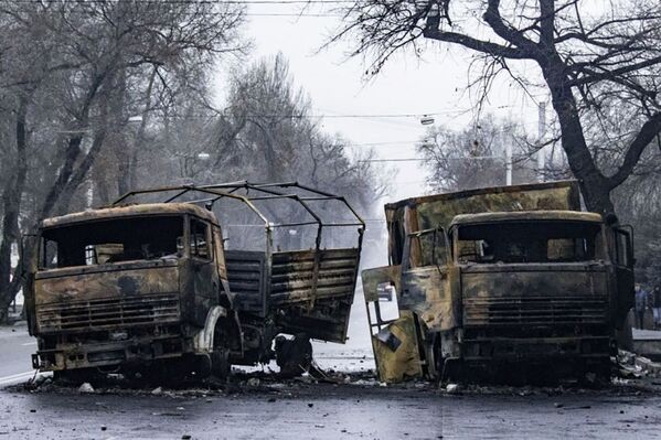 Сожженные грузовые автомобили на улице в Алма-Ате.  - Sputnik Молдова