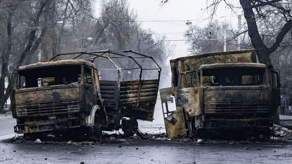Сожженные грузовые автомобили на улице в Алма-Ате - Sputnik Молдова