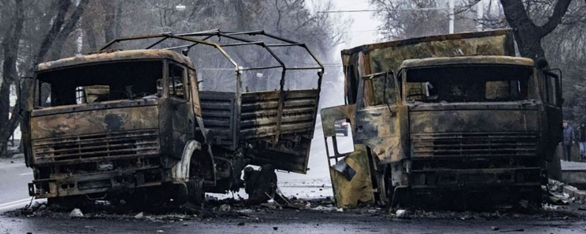 Сожженные грузовые автомобили на улице в Алма-Ате - Sputnik Молдова, 1920, 15.01.2022