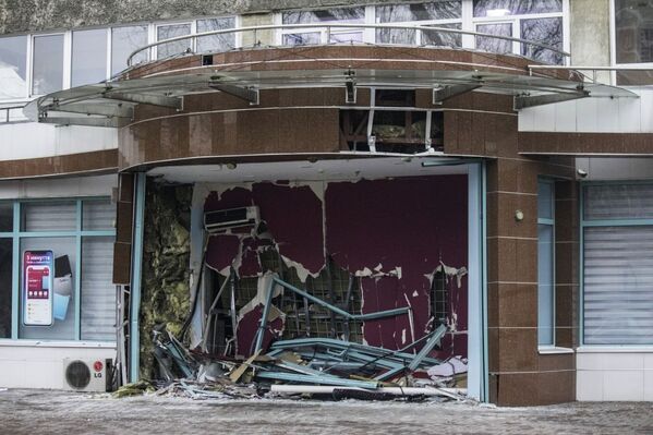 Intrarea într-o clădire distrusă în timpul revoltelor de stradă din Almatî. - Sputnik Moldova